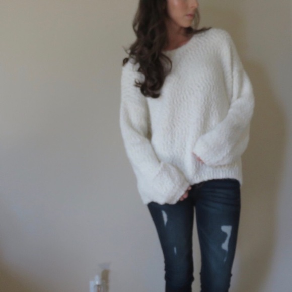 ❌❌SOLD❌❌White Cozy Oversized Sweater - Picture 2 of 5